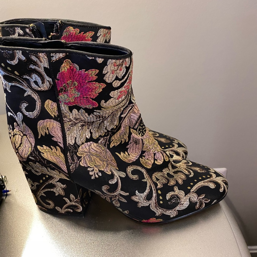 Flows Boots - Picture 2 of 4